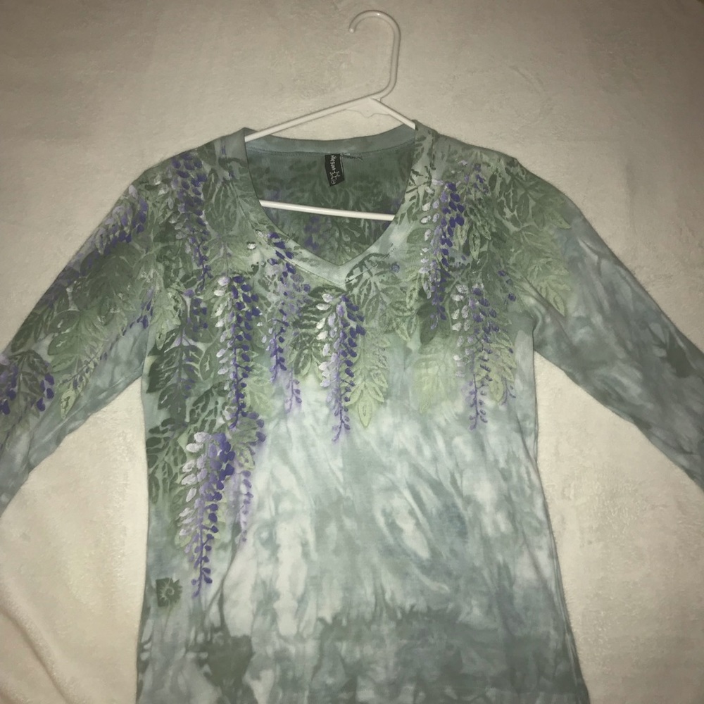 Beautiful 3/4 sleeve top from boutique in Alaska
